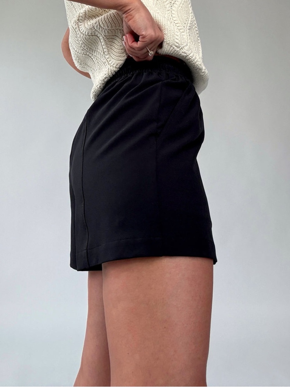 Varley Edmond mid rise short- Black Drawstring - Picture 2 of 8